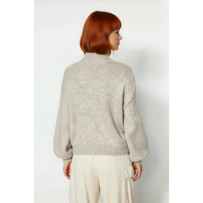 Kadın Kalın Oversize Triko Kazak Dik Yaka Detayıyla Casual Kombinlerin Vazgeçilmezi Kaliteli