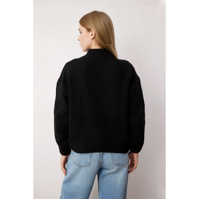 Kadın Kalın Oversize Triko Kazak Dik Yaka Detayıyla Casual Kombinlerin Vazgeçilmezi Kaliteli