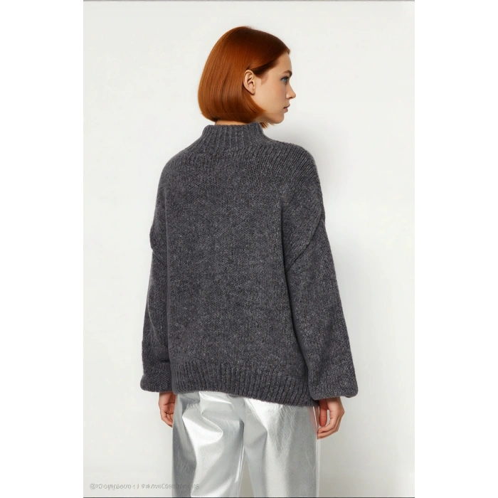 Kadın Kalın Oversize Triko Kazak Dik Yaka Detayıyla Casual Kombinlerin Vazgeçilmezi Kaliteli