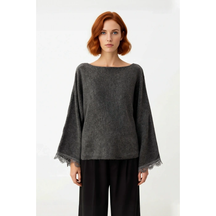 Kadın Kayık Yaka Düşük Kol Dantel Detaylı Triko Kazak Soğuk Havalar İçin Şık Ve Rahat Seçenek