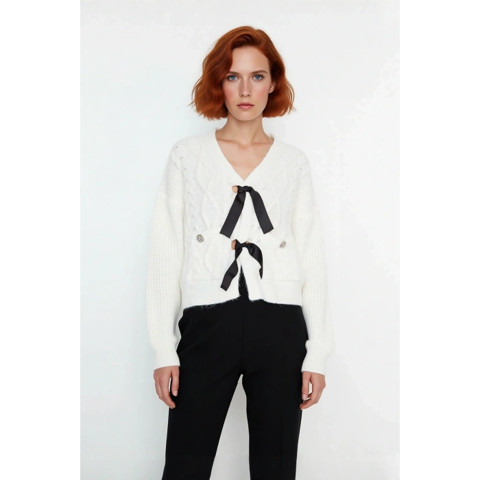 Kadın Kışlık Triko Kazak Regular Kalıp V Yaka Saç Örgü Düşük Kol Crop Fiyonk Detaylı Tasarım