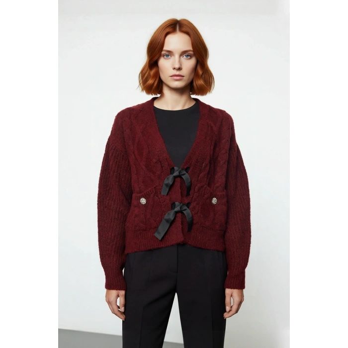 Kadın Kışlık Triko Kazak Regular Kalıp V Yaka Saç Örgü Düşük Kol Crop Fiyonk Detaylı Tasarım