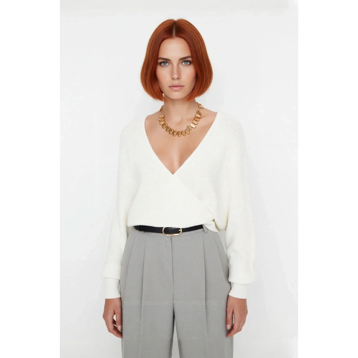 Kadın Kruvaze V Yaka Süper Crop Regular Kalıp Akrilik Triko Kazak Kış Sezonu İçin Şık Bir Seçenek