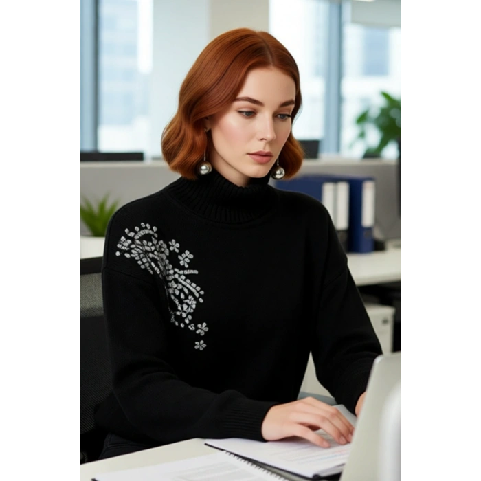 Kadın Lacivert Balıkçı Yaka Regular Kesim Taş İşlemeli Triko Kazak Soğuk Havaların Şık Seçimi