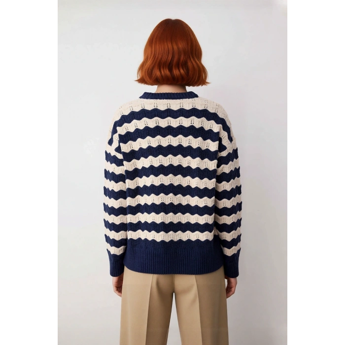 Kadın Lacivert Ekru Oversize Bisiklet Yaka Düşük Kol Dalgalı Ajurlu Yumuşak Dokulu Uzun Triko Kazak