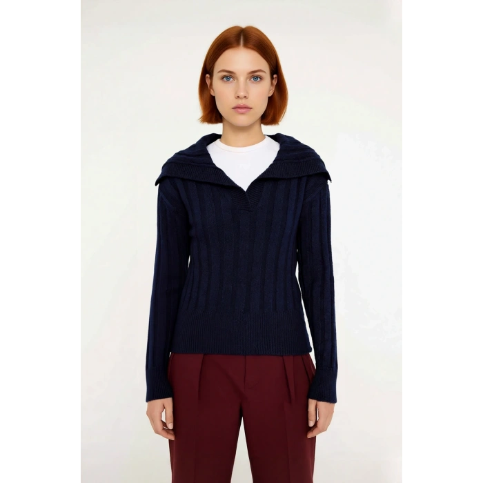 Kadın Lacivert Regular Kalıp Düşük Kol Devrik Yaka Crop Triko Kazak Kış Günleri İçin Şık Ve Rahat.