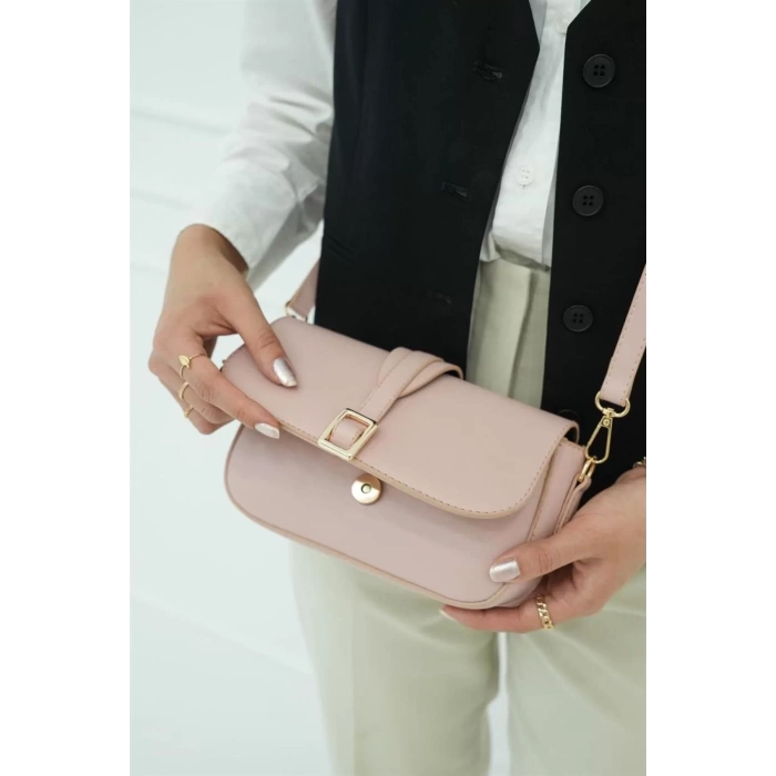 Kadın Minimalist Çapraz Askılı Suni Deri Çanta Günlük ve Şık Kullanım Modern Stil Trend Tasarım