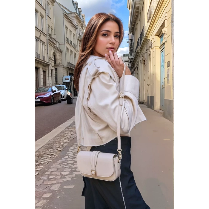 Kadın Minimalist Çapraz Askılı Suni Deri Çanta Günlük ve Şık Kullanım Modern Stil Trend Tasarım