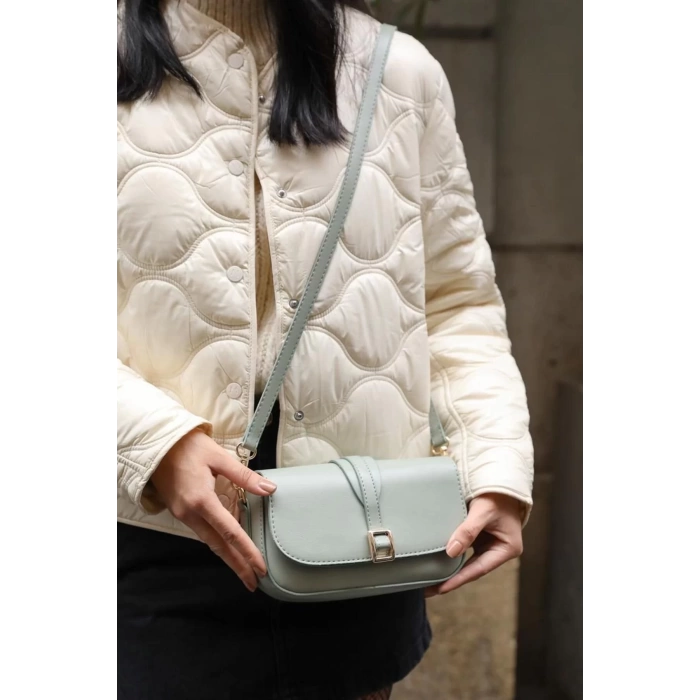 Kadın Minimalist Çapraz Askılı Suni Deri Çanta Günlük ve Şık Kullanım Modern Stil Trend Tasarım