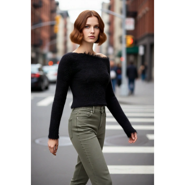 Kadın Modern Regular Kalıp Tüylü Triko Kazak Uzun Kollu Kayık Yaka Crop Tasarım Gündüz Gece Şıklığı