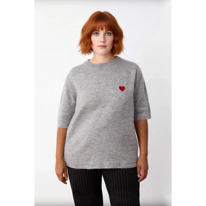 Kadın Orta Kalınlıkta Rahat Kesim Triko Kazak Kiraz Nakışlı Truvakar Kol Detaylı Şık Tasarım