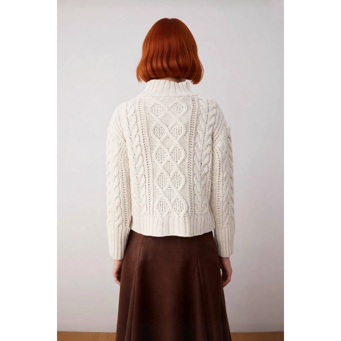 Kadın Oversize Akrilik Triko Saç Örgü Dik Yaka Kazak Soğuk Günler İçin Konforlu ve Şık Seçim