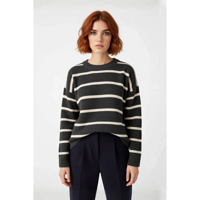 Kadın Oversize Bisiklet Yaka Çizgili Triko Kazak Kış Günleri İçin İdeal Şıklık ve Konfor Sunuyor