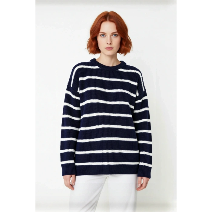 Kadın Oversize Bisiklet Yaka Çizgili Triko Kazak Kış Günleri İçin İdeal Şıklık ve Konfor Sunuyor