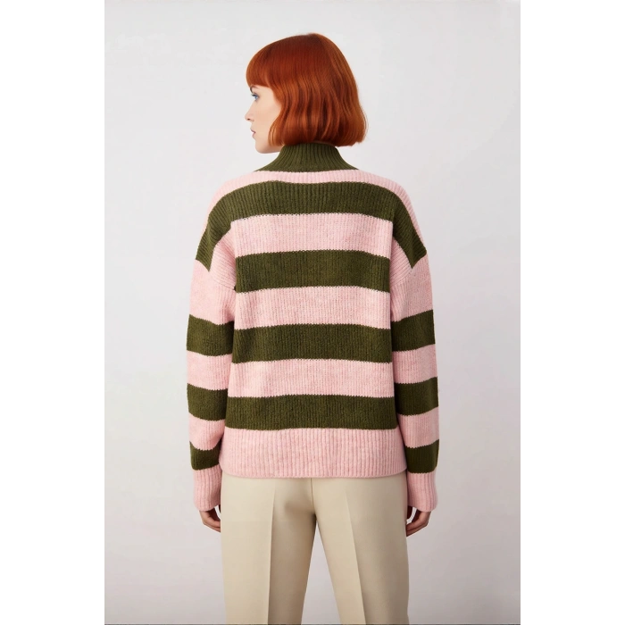 Kadın Oversize Dik Yaka Fermuarlı Çizgili Kalın Triko Kazak Kış Günleri İçin Konforlu Stil