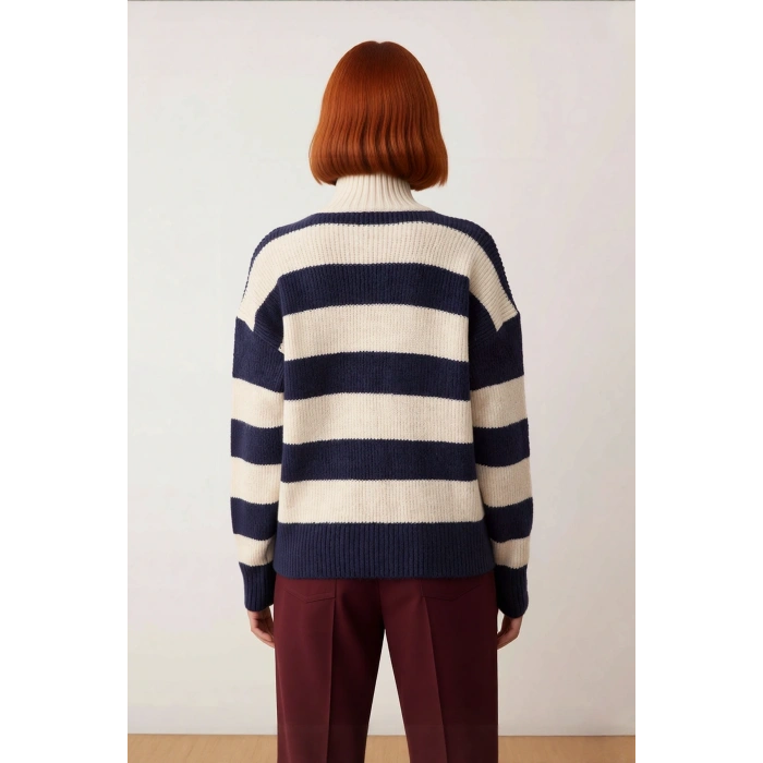 Kadın Oversize Dik Yaka Fermuarlı Çizgili Kalın Triko Kazak Kış Günleri İçin Konforlu Stil