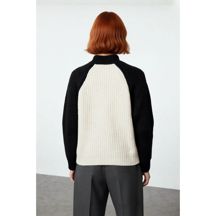 Kadın Oversize Dik Yaka Fermuarlı Renk Bloklu Kalın Triko Kazak Kış Sezonu İçin İdeal Şıklık