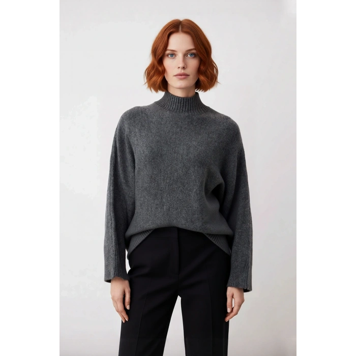 Kadın Oversize Dik Yaka Kışlık Triko Kazak Düz Düşük Kol Modern ve Şık Günlük Kombinler İçin