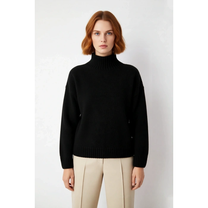 Kadın Oversize Dik Yaka Triko Kazak Soğuk Günlerde Konforlu ve Rahat Bir Görünüm Sunar Kaliteli