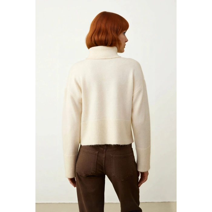 Kadın Oversize Dik Yaka Triko Kazak Standart Kollu Düz Desen Yumuşak Dokulu Crop Kışlık Rahatlık