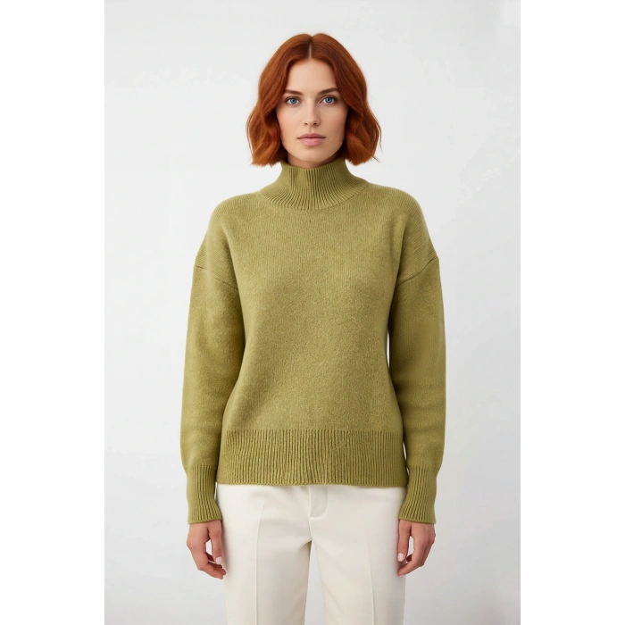 Kadın Oversize Dik Yaka Triko Kazak Yumuşak Dokusuyla Kış ve Sonbahar Kombinlerini Tamamlar