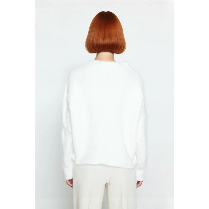 Kadın Oversize Dik Yaka Tüylü Triko Kazak Kış Sezonu İçin Modern ve Konforlu Bir Seçim Kaliteli