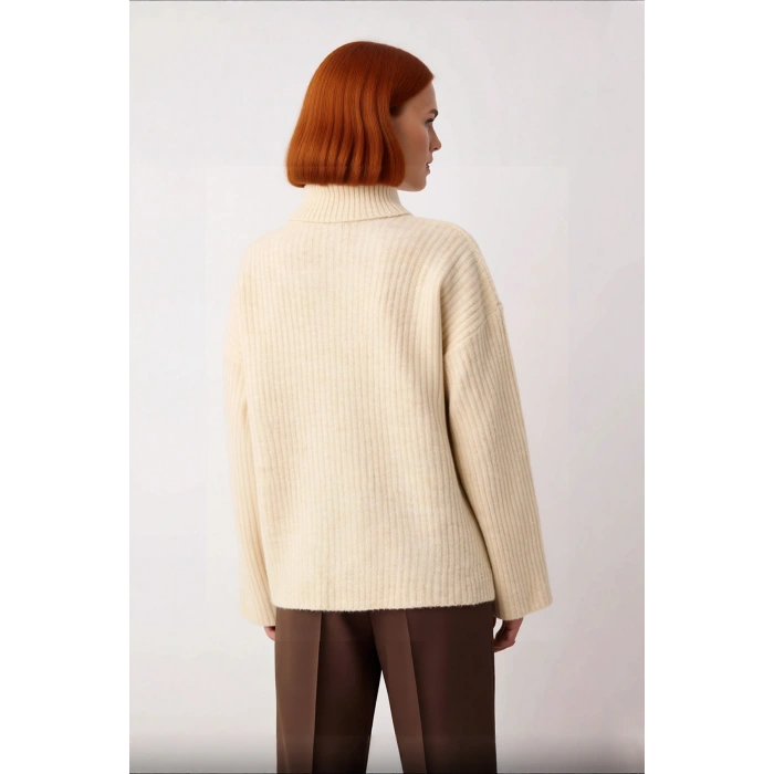 Kadın Oversize Düşük Kollu Balıkçı Yaka Triko Kazak Soğuk Havalarda Şıklık ve Konfor Sunar