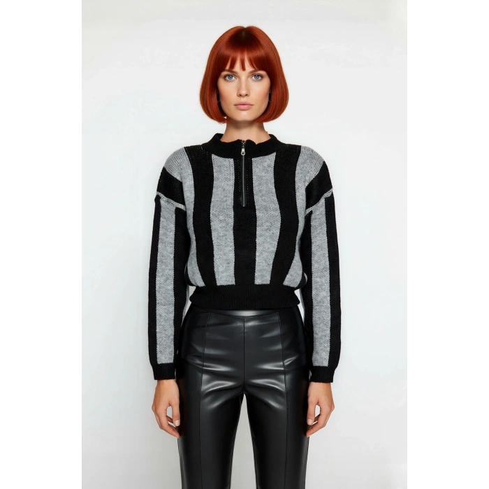 Kadın Oversize Fermuarlı Dik Yaka Çizgili Crop Triko Kazak Kış Kombinlerinin Vazgeçilmezi.