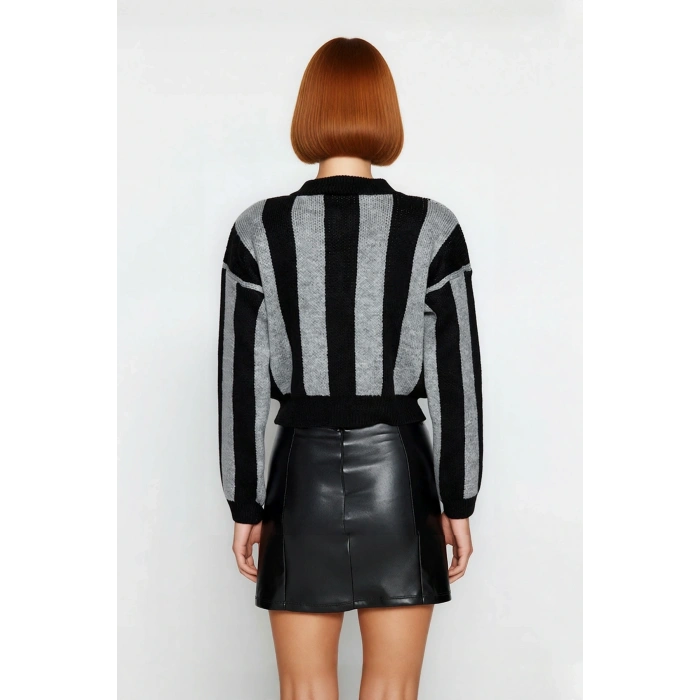 Kadın Oversize Fermuarlı Dik Yaka Çizgili Crop Triko Kazak Kış Kombinlerinin Vazgeçilmezi.