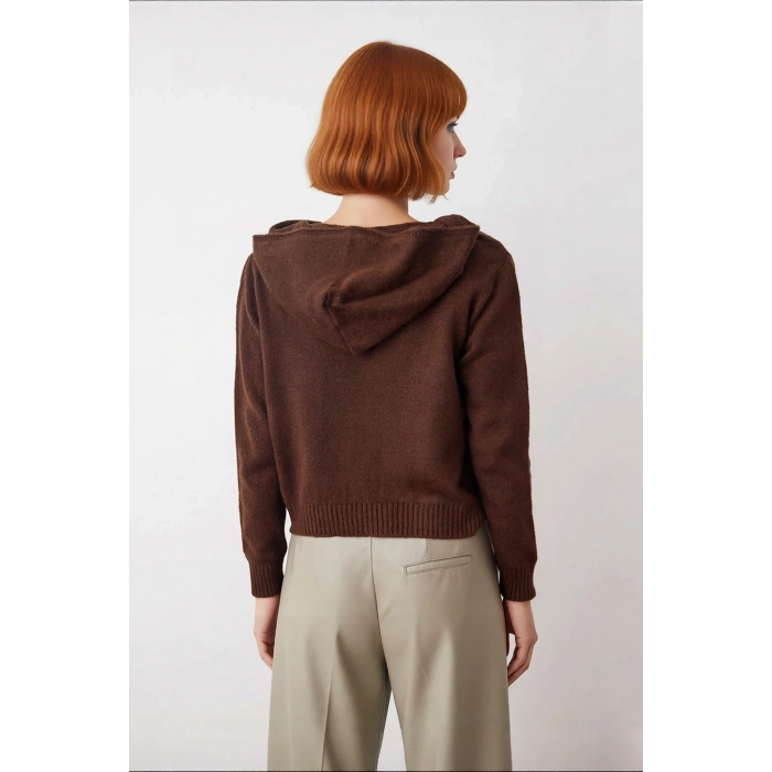 Kadın Oversize Kahverengi Kapüşonlu Triko Kazak Düşük Kollu Rahat ve Şık Günlük Kombinler İçin İdeal