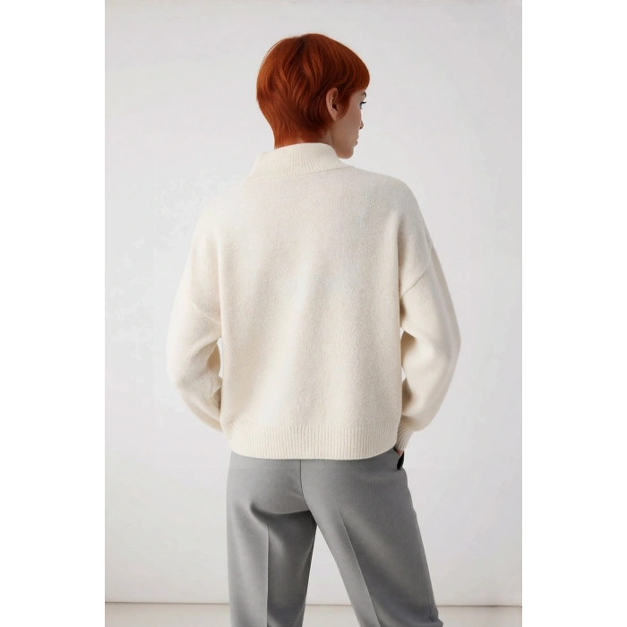 Kadın Oversize Kalın Triko Kazak Gri Rengi ve Dik Yaka Tasarımıyla Kış Kombinlerinin Yıldızı