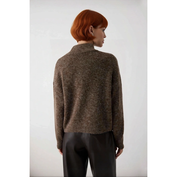 Kadın Oversize Kalın Triko Kazak Gri Rengi ve Dik Yaka Tasarımıyla Kış Kombinlerinin Yıldızı