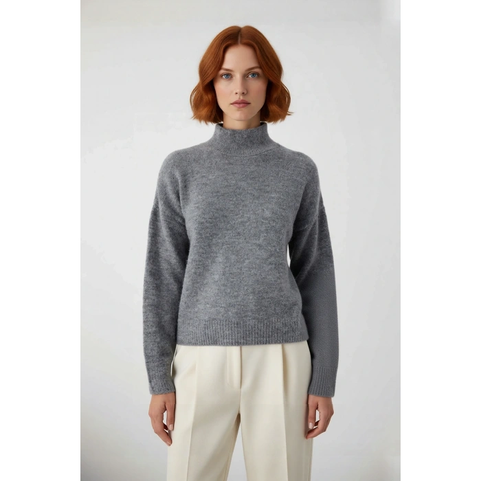 Kadın Oversize Kalın Triko Kazak Gri Rengi ve Dik Yaka Tasarımıyla Kış Kombinlerinin Yıldızı