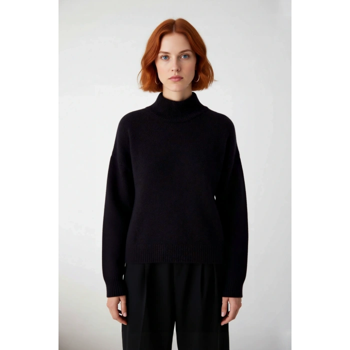 Kadın Oversize Kalın Triko Kazak Gri Rengi ve Dik Yaka Tasarımıyla Kış Kombinlerinin Yıldızı