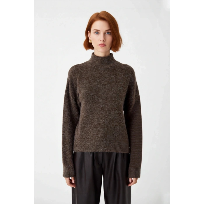 Kadın Oversize Kalın Triko Kazak Gri Rengi ve Dik Yaka Tasarımıyla Kış Kombinlerinin Yıldızı