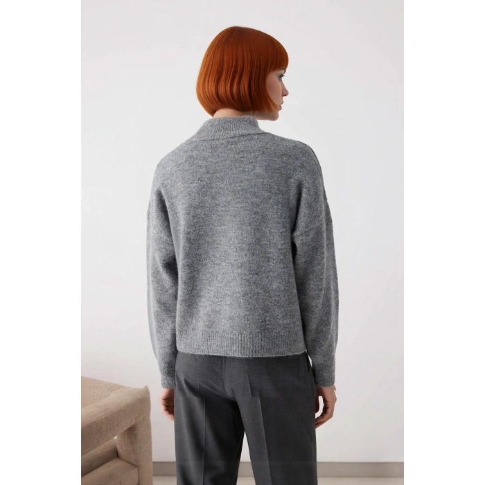 Kadın Oversize Kalın Triko Kazak Gri Rengi ve Dik Yaka Tasarımıyla Kış Kombinlerinin Yıldızı