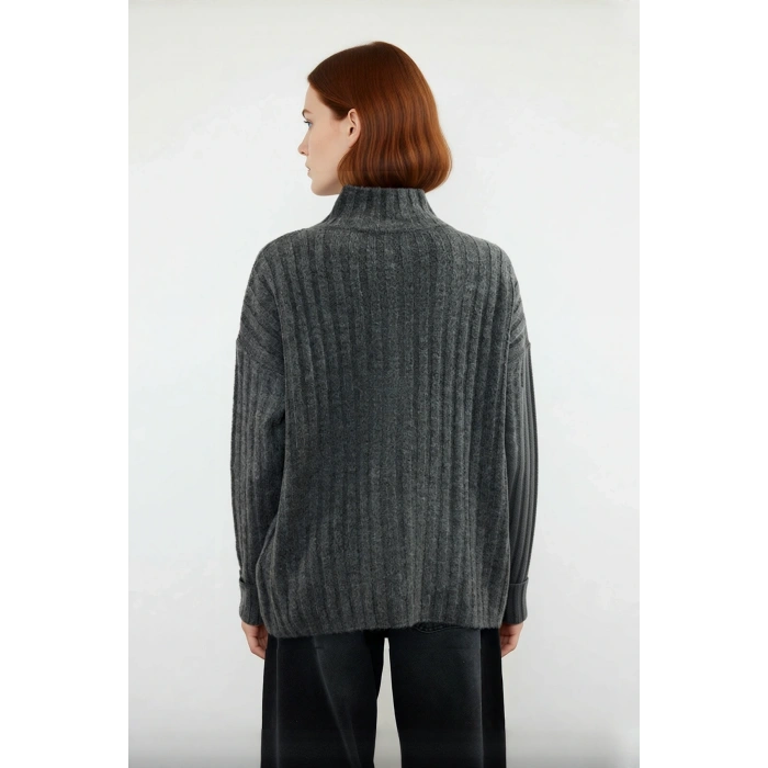 Kadın Oversize Kesim Düşük Kol Dik Yaka Fitilli Triko Kazak Kışlık Rahat ve Şık Günlük Kombinler