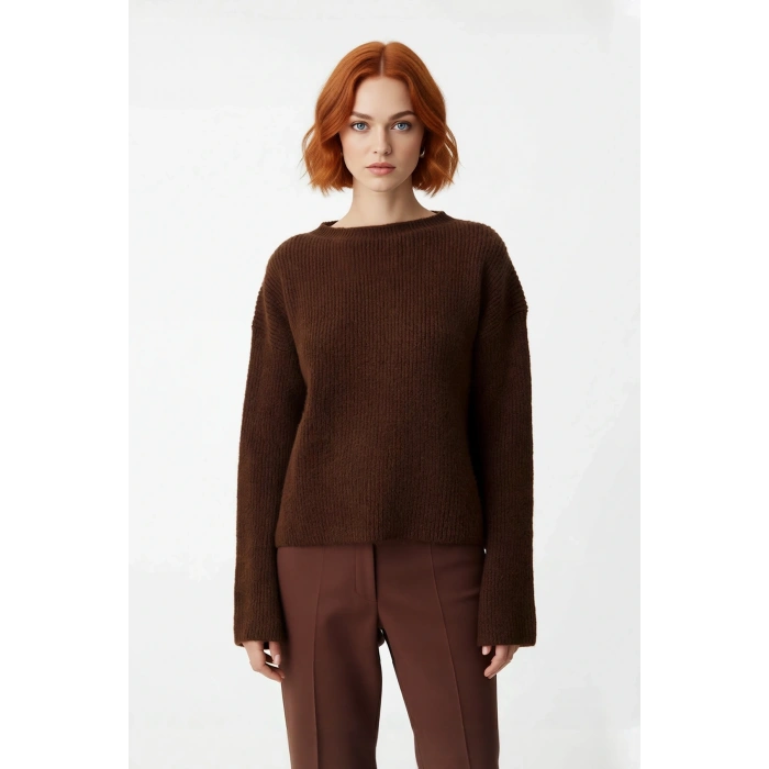 Kadın Oversize Kesim Selanik Dokulu Kalın Triko Kazak Düşük Kol Tasarımı İle Kış Modasının Gözdesi