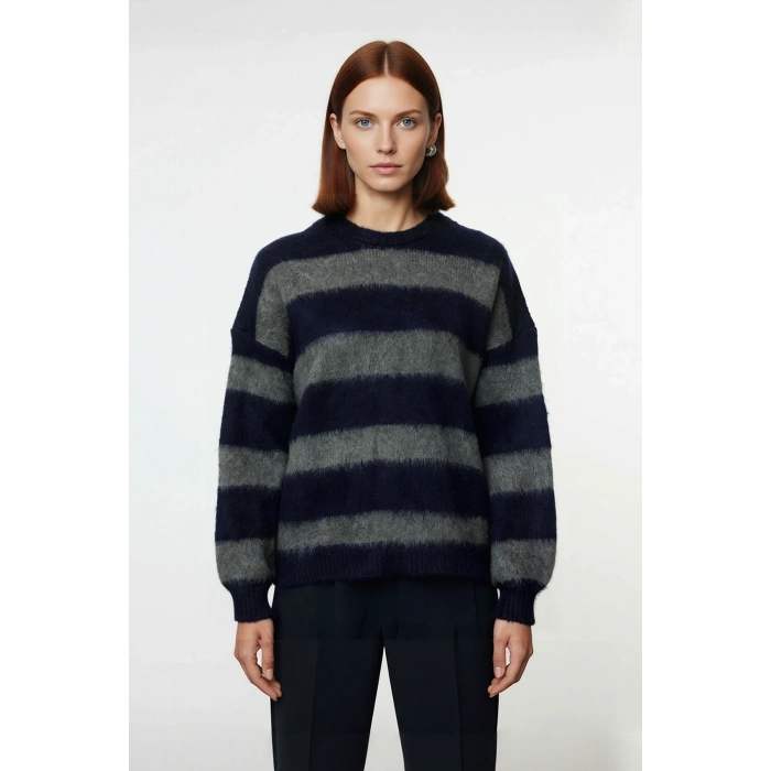 Kadın Oversize Rahat Bisiklet Yaka Çizgili Triko Kazak Kış Sezonu İçin İdeal Düşük Kol Tasarımı