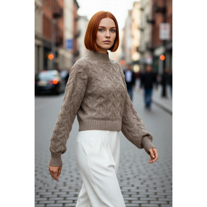 Kadın Oversize Saç Örgü Dik Yaka Triko Crop Kazak Kış Günleri İçin Konforlu Ve Şık Tasarım