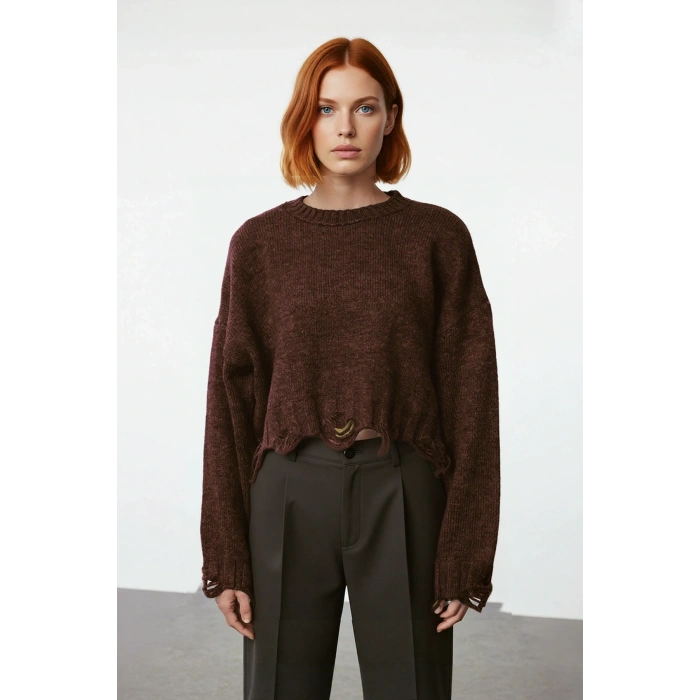 Kadın Oversize Triko Crop Kazak Düşük Kollu Akıtma Detaylı Yumuşak Dokusuyla Modern Şıklık Sunar