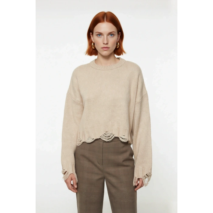 Kadın Oversize Triko Crop Kazak Düşük Kollu Akıtma Detaylı Yumuşak Dokusuyla Modern Şıklık Sunar