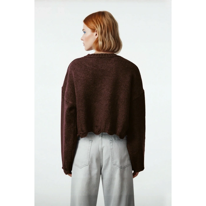 Kadın Oversize Triko Crop Kazak Düşük Kollu Akıtma Detaylı Yumuşak Dokusuyla Modern Şıklık Sunar