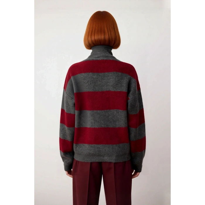 Kadın Oversize V Yaka Çizgili Düşük Kol Triko Kazak Kış Sezonu İçin Şık Ve Rahat Bir Seçim