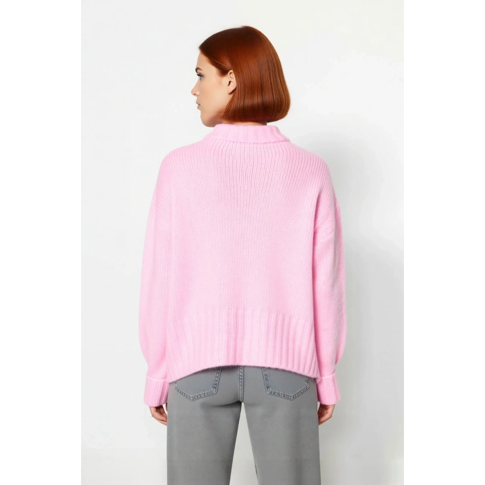 Kadın Pembe Oversize Dik Yaka Triko Kazak Kış Sezonuna Özel Modern Ve Rahat Giyimin Anahtarı