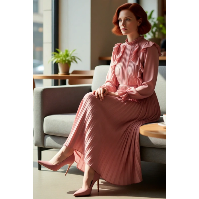 Kadın Piliseli Maxi Elbise Dik Yaka Balon Kol Tasarımıyla Şık Ortamlara Özel Zarafet Sunar