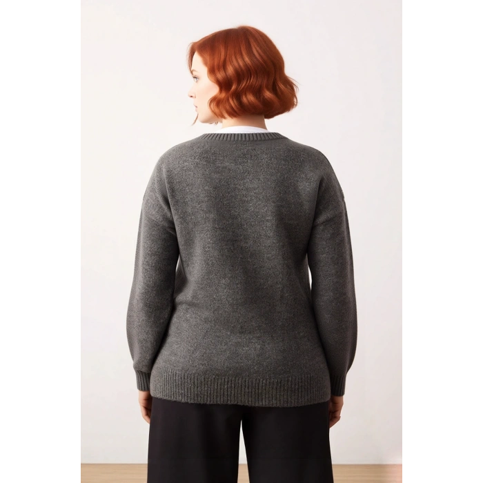 Kadın Polo Yaka Taş Detaylı Triko Kazak Regular Kalıp Ve Düşük Kol Tasarımıyla Günlük Konfor Sağlar