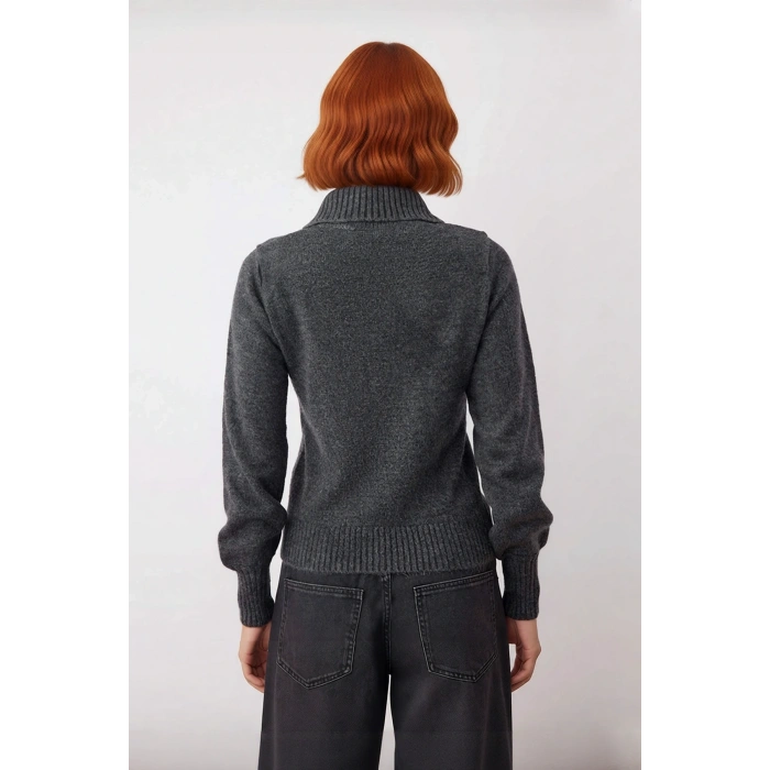 Kadın Polo Yaka Triko Kazak Taş Detaylı Regular Kesim Kış Sezonu İçin İdeal Günlük Şıklık Kaliteli