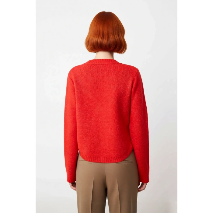 Kadın Regular Boy Orta Kalınlıkta Rahat Oversize Triko Kazak Şık Yan Düğme Detaylarıyla Öne Çıkıyor