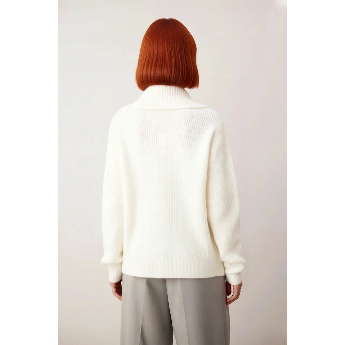 Kadın Regular Fit Devrik Yaka Taş Detaylı Düşük Kollu Triko Kazak Kışlık Şıklığın Vazgeçilmezi